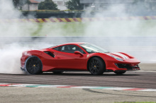 После короткого (и дымного) скольжения водитель Ferrari остывает и присоединяется к BMW M3 и Lamborghini Aventador. Однако нельзя отрицать, что действия водителя Ferrari были безрассудными и откровенно опасными.