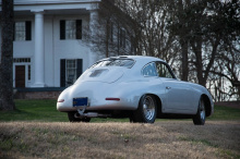 Также будет представлен оригинальный «Outlaw Porsche», изготовленный по индивидуальному заказу Дина Джеффриса 356 Carrera 1957 года, а также первый и единственный на сегодняшний день гоночный автомобиль Porsche в Формуле-1, Porsche 804 Дэна Герни, дв