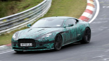 На снимке сбоку видно, что вентиляционное отверстие DB11, выходящее из арки переднего колеса, будет перенесено, а Aston Martin будет использовать дверные ручки для DB12, установленные заподлицо. Этот шоу-кар окрашен в зеленый цвет с огромными золотым