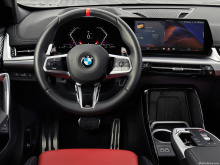 Силовой агрегат работает в паре с семиступенчатой автоматической коробкой передач с двойным сцеплением, подрулевыми лепестками и встроенным дифференциалом повышенного трения. Затем привод передается в систему xDrive 4x4, и BMW утверждает, что пакет д
