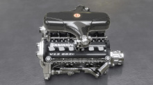 У 5300 GT было передне-среднемоторное расположение двигателя, а у нового Giotto — среднемоторное расположение двигателя, но даже несмотря на разные компоновки, некоторые элементы дизайна были перенесены. На капоте есть двойные дефлекторы, как в стары