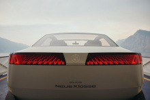 BMW планирует выпускать модели для Китая на основе своей будущей платформы Neue Klasse, чтобы лучше удовлетворить вкусы в стране, богатой электромобилями. По данным Automotive News Europe, генеральный директор Оливер Зипсе сделал это заявление на Все