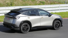 Nissan, похоже, работает над высокотехнологичной модернизацией своего главного полностью электрического внедорожника, который, скорее всего, будет называться Nissan Ariya Nismo. Ожидается, что эта новая модель, появившаяся сразу после обновления стан
