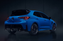 Ранее Toyota объявила, что Circuit Edition вернется в 2024 году. Сейчас она стоит 4,3 млн рублей и будет доступна в двух цветах: Blue Flame (новинка 2024 года) и Ice Cap. Эта отделка добавляет легкие кованые алюминиевые 18-дюймовые колеса BBS, выпукл