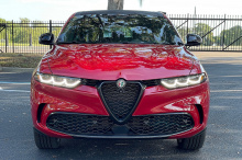В то время как Alfa Romeo продает больше моделей, чем за последние годы, Импарато сразу же заявляет: «Продавать — это одно. Зарабатывать деньги — это совсем другая история». Хотя целью являются рекордные продажи в 2025 году, он не питает иллюзий, что