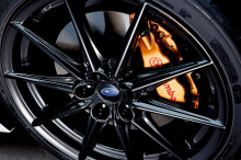 С эстетической точки зрения автомобиль теперь оснащен 18-дюймовыми алюминиевыми дисками цвета «темный металлик», на которые опционально устанавливаются вентилируемые дисковые тормоза Brembo с золотыми суппортами на всех четырех углах.