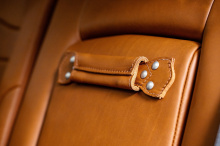 Toyota в сотрудничестве с известной компанией Saddleback Leather Company разработала индивидуальный интерьер с уникальными карманами на спинке сиденья в стиле сумки-мессенджера и характерной ручкой на подлокотнике заднего сиденья.