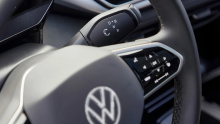 Volkswagen представил серию технических обновлений своего внедорожника ID.4, в том числе ключевые изменения в силовых агрегатах моделей с более крупным аккумулятором емкостью 77 кВтч. Также есть изменения в цифровых интерфейсах и настройке шасси во в