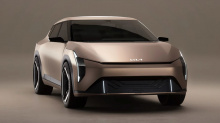Kia заявляет, что EV4 — это «совершенно новый тип электромобиля», а его кузов представляет собой баланс четырехдверного седана и элегантного купе-внедорожника. Короткий свес спереди и гораздо больший задний, а также «парящая крыша», созданная черными