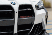 В BMW M3 также реализована облегченная подвеска, включающая легкие кованые диски с Y-образными спицами, а также аэрообвесы и другие детали из карбона. Решетка практически идеальна, если бы не отличающиеся от оригинала верхние планки. Когда дневные хо