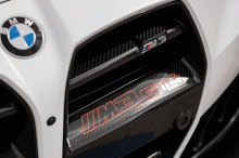 В BMW M3 также реализована облегченная подвеска, включающая легкие кованые диски с Y-образными спицами, а также аэрообвесы и другие детали из карбона. Решетка практически идеальна, если бы не отличающиеся от оригинала верхние планки. Когда дневные хо