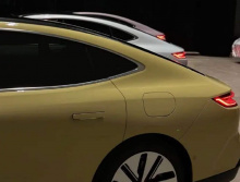 По сравнению с серебристым внешним видом кузова на ранее опубликованных официальных изображениях в желтом и розовом были замечены дополнительные цвета. Galaxy E8 имеет дизайн фастбэк с короткими передним и задним свесами. Примечательные элементы диза