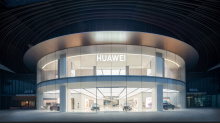 Во-первых, Huawei сотрудничает с Seres (дочерней компанией Dongfeng). Вместе они создали бренд Aito. Модельный ряд включает три кроссовера: Aito M5, Aito M7 и Aito M9. Во-вторых, Huawei объединила усилия с Chery, чтобы создать бренд Luxeed с седаном 