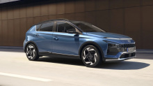 Снаружи мы видим, что Hyundai наделил обновленный Bayon новой подписью фар, которая теперь занимает всю ширину передней части - в соответствии с направлением дизайна нового Hyundai Kona, который находится над Bayon в линейке внедорожников Hyundai. Пе