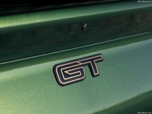 Ford также изменил стандартное оборудование для Mach-E GT, которое включает в себя новые высокопроизводительные 385-миллиметровые передние тормоза с четырехпоршневыми тормозными суппортами Brembo, окрашенными в красный цвет, передние сиденья Ford Per