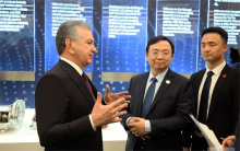 В ходе своего визита президент Мирзиёев стал свидетелем демонстрации лезвийной батареи BYD, получив представление о безопасности и технологических аспектах продукции BYD. Он также наблюдал за способностью Yangwang U8 разворачиваться на месте на демон