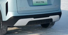 Спереди закрытая решетка радиатора соответствует новому энергетическому автомобилю с логотипом Fengyun в центре в сочетании с разделенной фарой матричного формата, соединенной черной полосой и большой трапециевидной нижней решеткой.