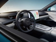 По словам Xiaomi, когда водитель сидит в SU7, центральная ось водителя совпадает с осью технологического вождения, и что как движение взгляда, так и операции вождения соответствуют интуиции и привычкам тела.