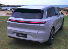 Li Auto — молодой китайский бренд, основанный в 2015 году. Однако он уже закрепил за собой позицию одного из самых продаваемых китайских брендов (внутри страны). В 2023 году Li Auto продала более 370 000 автомобилей. Текущий модельный ряд представлен
