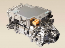 Nio упомянул, что в ET9 используется первый в мире синхронный электродвигатель с постоянными магнитами W-Pin 925 В, пиковая выходная мощность которого составляет 340 кВт. При этом он весит всего 79 кг, что обеспечивает удельную мощность 4,3 кВт/кг. В
