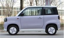 Потребители могут выбрать одну из пяти моделей электромобиля Rainbow mini EV в ценовом диапазоне от 31 900 до 43 900 юаней (415 000–571 000 рублей).