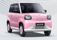 Потребители могут выбрать одну из пяти моделей электромобиля Rainbow mini EV в ценовом диапазоне от 31 900 до 43 900 юаней (415 000–571 000 рублей).