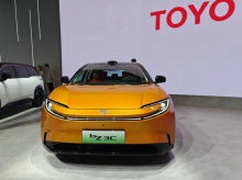 На Пекинском автосалоне 2024 года компания Toyota представила новый кроссовер bZ3C, который напоминает электрифицированный C-HR. Этот автомобиль выделяется своим молодёжным дизайном, который создают колёса с низким сопротивлением и плавная линия хвос