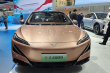 На стенде были представлены три концепта. Hongqi разделила свои автомобили на три категории: golden sunflower, energy saving и Hongqi New Energy. Примерно то же самое компания анонсировала и на прошлогодней выставке в Шанхае.