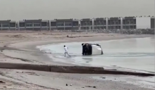 На видео, которое было опубликовано на YouTube, видно, как внедорожник несколько раз переворачивается. В результате аварии водитель вылетел из бокового окна в воду, а машина легла на бок.