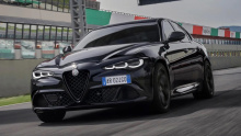 Они доступны в эксклюзивном исполнении Super Sport в чёрном цвете. Всего в мире будет выпущено 275 седанов Alfa Romeo Giulia Quadrifoglio и 175 внедорожников Alfa Romeo Stelvio Quadrifoglio. Каждый автомобиль получит небольшие, но заметные визуальные