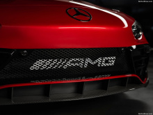 Под капотом Mercedes-AMG PureSpeed находится дополнительный воздухозаборник. Он предназначен для охлаждения двигателя, который расположен ниже. Скорее всего, это доработанная версия 4,0-литрового твин-турбо V8 от AMG. В автомобиле SL 63 этот двигател