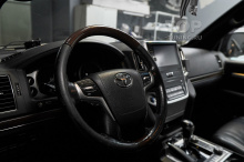 Установка карбонового руля GR 300 с подогревом - тюнинг салона Toyota Land Cruiser 200