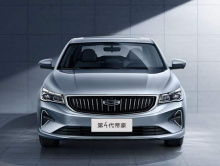 Китайский регулирующий орган уже выдал лицензию на продажу нового поколения Emgrand. Модель 2025 года выпуска доступна в двух комплектациях и позиционируется как компактный седан. Габариты автомобиля соответствуют текущей модели: 4638/1820/1460 мм пр