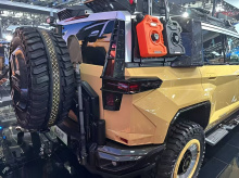 Автомобиль отличает эксклюзивный цвет Desert Storm Military Yellow и контрастная серебристая крыша. У него уникальная вертикальная решётка радиатора, полностью закрытые поворотные кованые колёсные диски, широкие крылья в стиле милитари, лёгкая передн