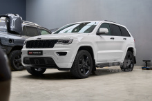 Тюнинг Jeep Grand Cherokee WK2 – дооснащение доводчиками дверей и антихром