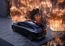 Боковой профиль украсили чёрные легкосплавные диски в виде лепестков, а сзади появился небольшой спойлер в форме утиного хвоста. Эти изменения увеличили длину автомобиля до 4758 мм. Ширина осталась прежней — 1920 мм, высота — 1650 мм, колёсная база —