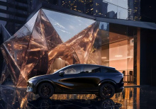 Боковой профиль украсили чёрные легкосплавные диски в виде лепестков, а сзади появился небольшой спойлер в форме утиного хвоста. Эти изменения увеличили длину автомобиля до 4758 мм. Ширина осталась прежней — 1920 мм, высота — 1650 мм, колёсная база —