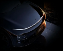 Одно из заметных обновлений — новая светодиодная полоса освещения во всю ширину под названием «Galaxy Light Wing». Она заменила предыдущий двухсегментный дизайн. Сплошная световая полоса проходит по передней части автомобиля, а логотип Xpeng теперь р