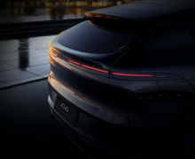 Одно из заметных обновлений — новая светодиодная полоса освещения во всю ширину под названием «Galaxy Light Wing». Она заменила предыдущий двухсегментный дизайн. Сплошная световая полоса проходит по передней части автомобиля, а логотип Xpeng теперь р