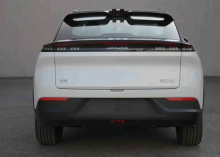 Первая модель бренда — чисто электрический внедорожник. Его предварительная продажа начнётся в апреле по цене от 100 000 до 150 000 юаней (1,22–1,83 млн рублей). Запуск и поставка запланированы на май.