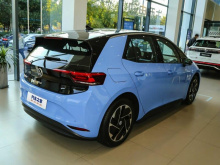 Ранее Volkswagen ID.3 оснащался только тройным аккумулятором NMC. Версия с LFP-батареей ёмкостью 53,6 кВт*ч впервые поступила на рынок. Она обеспечивает автомобилю запас хода в 451 км в условиях CLTC и может заряжаться от постоянного тока на 30–80 % 