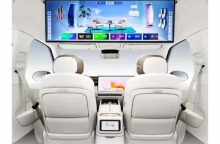 Дизайн Lynk & Co 900 выполнен в стиле Next Day. Особенность автомобиля — передняя панель с интерактивным экраном, который состоит из 10 192 ламповых шариков. Экран позволяет настраивать освещение, например, отображать текст и анимацию. Задняя панель 