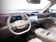 Электромобиль будет построен на архитектуре DSMA от Dongfeng и оснащён одним двигателем мощностью 160 кВт, установленным на передней оси. Разгон с 0 до 100 км/ч займёт 6,9 секунды.