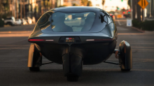 Трёхколёсный автомобиль американской компании Aptera, работающий на солнечной энергии, успешно преодолел расстояние в 480 километров во время тестовой поездки по США.