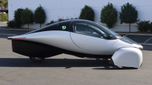 Трёхколёсный автомобиль американской компании Aptera, работающий на солнечной энергии, успешно преодолел расстояние в 480 километров во время тестовой поездки по США.