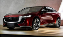 Напомним, что Mazda EZ-6 была выпущена на китайский рынок в октябре 2024 года. Её стоимость составляет от 139 800 до 179 800 юаней (от 1,62 до 2,09 млн рублей). Автомобиль доступен в семи комплектациях в вариантах EV и EREV.