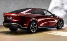 Напомним, что Mazda EZ-6 была выпущена на китайский рынок в октябре 2024 года. Её стоимость составляет от 139 800 до 179 800 юаней (от 1,62 до 2,09 млн рублей). Автомобиль доступен в семи комплектациях в вариантах EV и EREV.