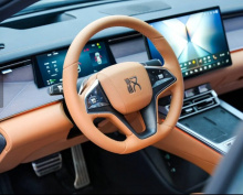 Созданный на базе платформы Super e от BYD, электромобиль Han L EV в стандартной комплектации оснащён высоковольтной архитектурой с напряжением 1000 В. Его двигатель способен достигать частоты вращения 30 000 оборотов в минуту. Автомобиль поддерживае