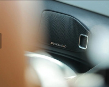 Созданный на базе платформы Super e от BYD, электромобиль Han L EV в стандартной комплектации оснащён высоковольтной архитектурой с напряжением 1000 В. Его двигатель способен достигать частоты вращения 30 000 оборотов в минуту. Автомобиль поддерживае