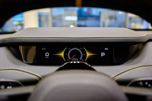 Спор начался, когда Xiaomi выпустила версию 1.7.0 своего программного обеспечения для автомобилей. Обновление ограничивало максимальную мощность SU7 Ultra примерно до 900 лошадиных сил в обычных условиях вождения, хотя изначально она составляла 1548 